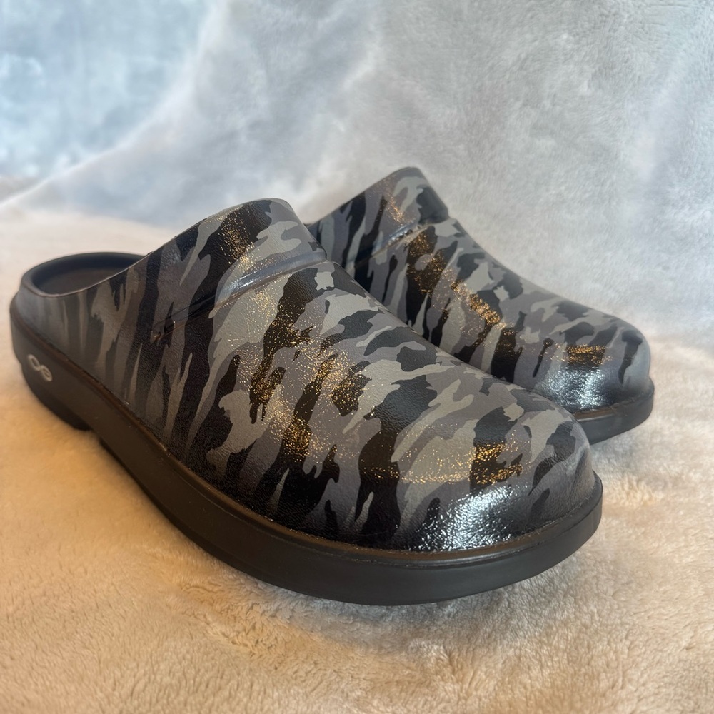 WORN ONCE! OOFOS OOcloog Women’s 9 / Men’s 7 Black and Grey Camo Clog - Picture 2 of 8